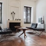 Classic control with a modern edge—horizontal blinds offer timeless style and flexible light management.